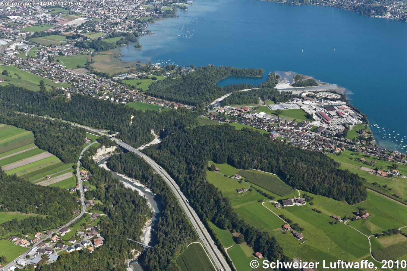 Kanderdelta bei Gwatt, Blick Richtung Thun. - Ursprünglich floss die Kander bei Thun in die Aare und verursachte sehr oft grosse Überschwemmungen. Ende 1713 erfolgte der Durchstich bei Einigen (Position 2'614'898.07, 1'173'662.61), wonach die Kander nun in den Thunersee floss. Das Bauwerk war die erste grosse Gewässerkorrektion der Schweiz. - Das Geschiebe lagert sie im Kanderdelta ab, welches seit 1913 durch Kiesabbau bewirtschaftet wird.